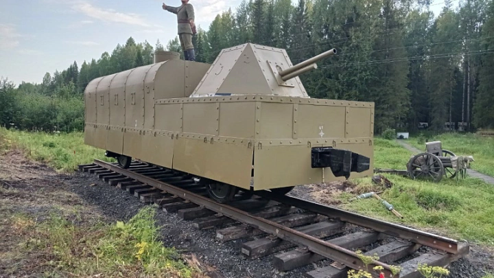 Артиллерийский вагон бронепоезда установили на Юрьевском рубеже
