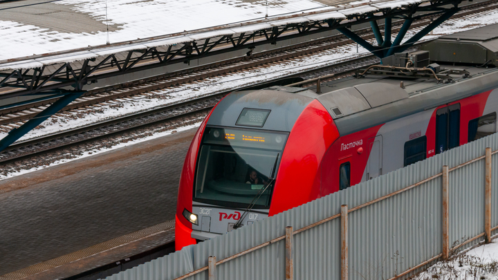 В Курганинском районе товарный поезд снёс легковушку на ж/д путях