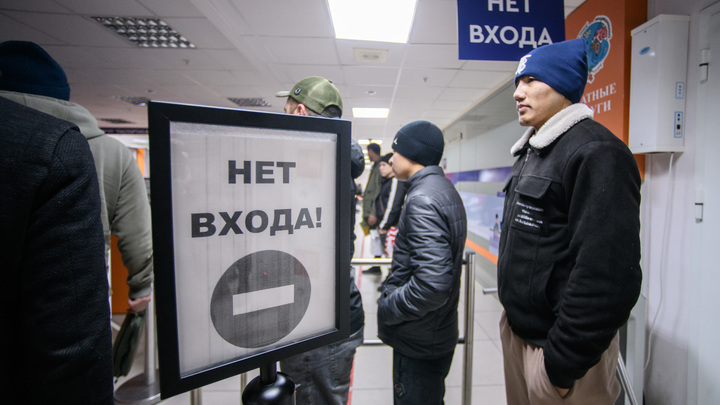 Хватит пихать его всем!: Мигранты взбунтовались против русского языка