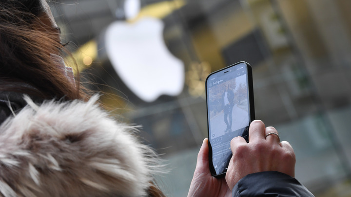В ушах трещит: Apple признала проблемы с iPhone 12 и AirPods