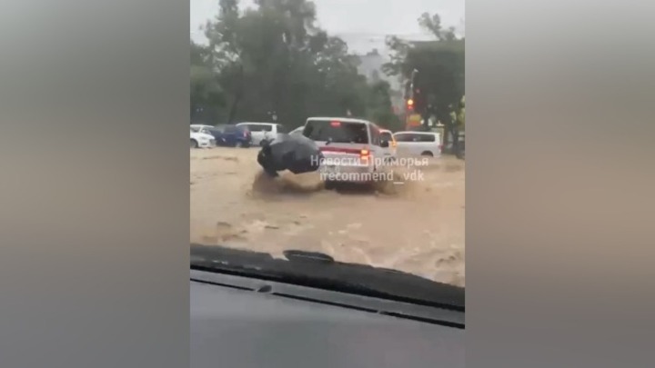 Во Владивостоке поток воды затянул мужчину под колеса автомобиля
