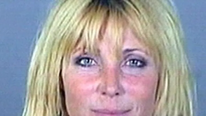 После скандального развода: звезда Спасателей Малибу найдена мертвой в своем доме