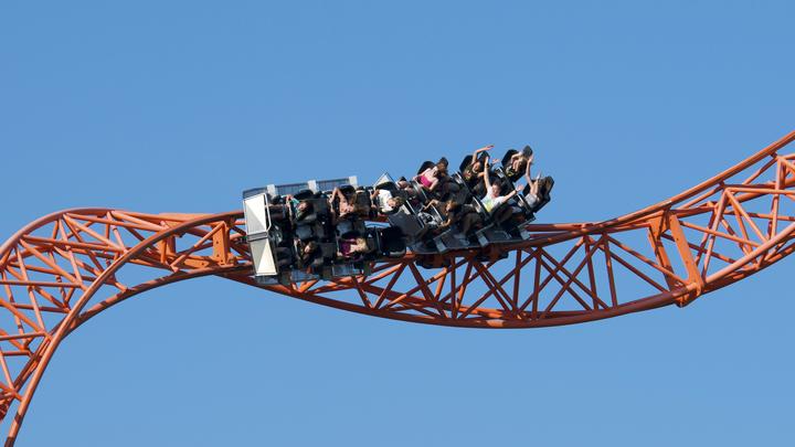 Резкий стоп на высоте 20-этажки: Застрявшие на американских горках сняли пугающие кадры