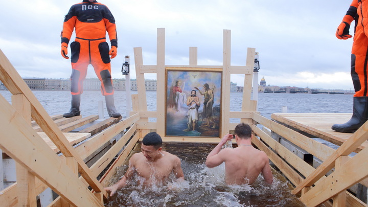 Главное — прийти в Крещение в храм: иерей из Петербурга объяснил, кому стоит окунаться, а кому — нет