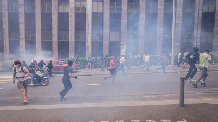 Украина может выйти боком пылающей Франции. Париж в шаге от катастрофы