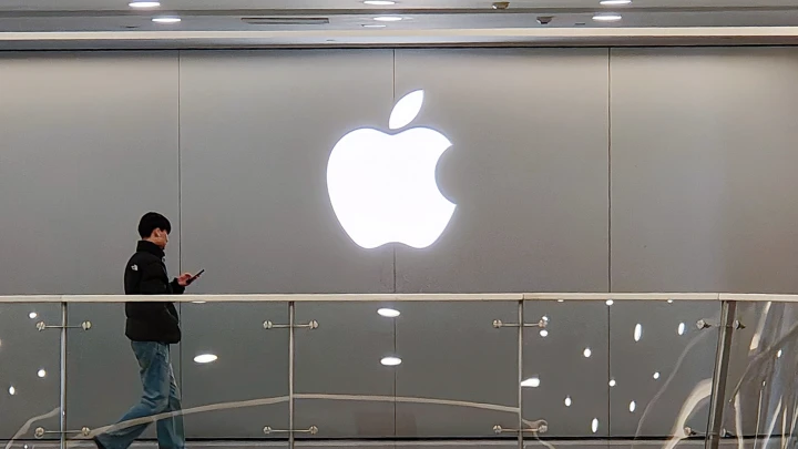 После обновления iOS на устройствах Apple принудительно заработал ИИ