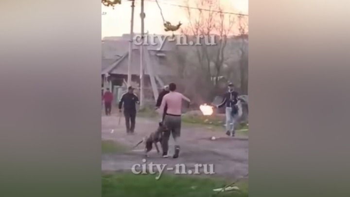 В Новокузнецке произошла массовая разборка с горящими факелами и кольями