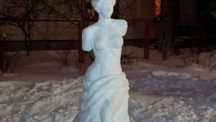 В Краснознаменске из снега сделали легендарную Венеру Милосскую