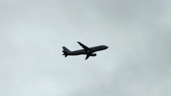 Молния ударила в самолёт при посадке в Самаре