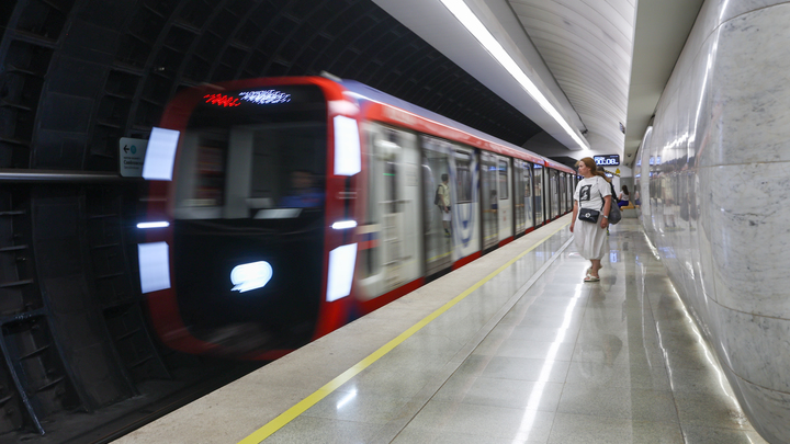 Парень погиб, упав на рельсы под поезд в метро Екатеринбурга