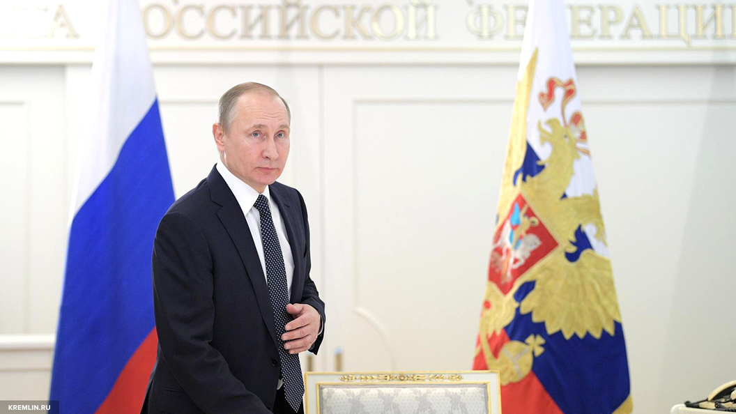 Путин поздравил женщин с 8 марта стихами Бальмонта Путин поздравил женщин с 8 марта стихами Бальмонта