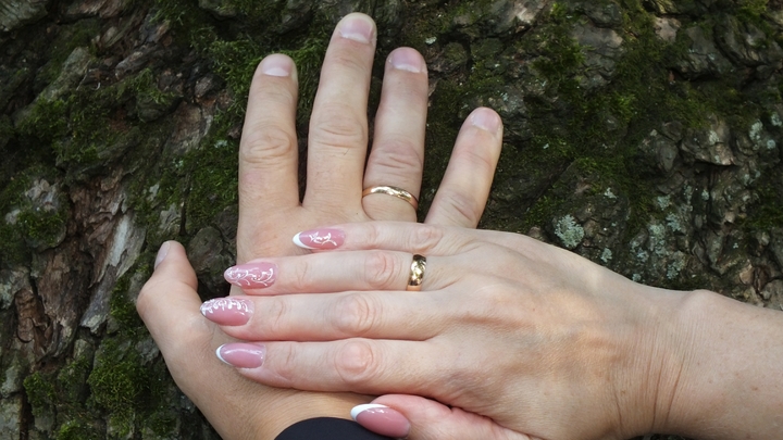 Мужчины выбирают женщин постарше: Психолог объяснила, чем они интересны