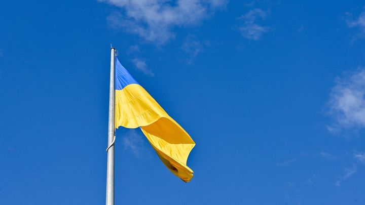 В Киеве разорвало самый большой флаг Украины около монумента Родина-мать