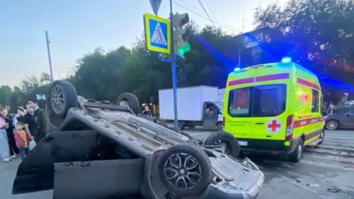 Жесткая авария: в Челябинске автомобиль вылетел на тротуар и перевернулся