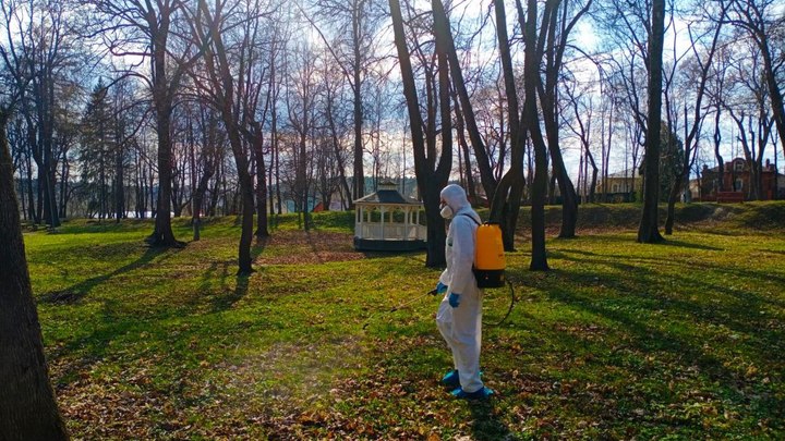 В Подмосковье начали обрабатывать парки из-за начала сезона активности клещей