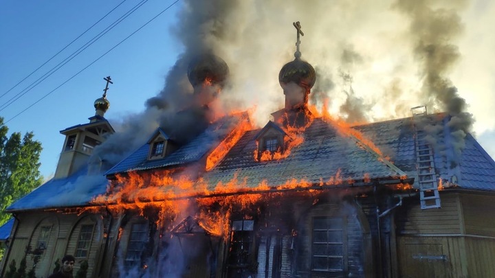 26 июня сгорел храм Святителя Василия Великого в Осиновой Роще в Санкт-Петербурге