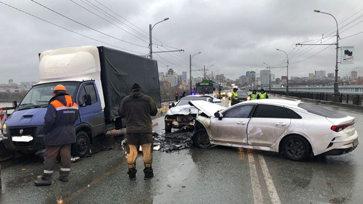 Водитель KIA пострадал в тройном ДТП на Октябрьском мосту