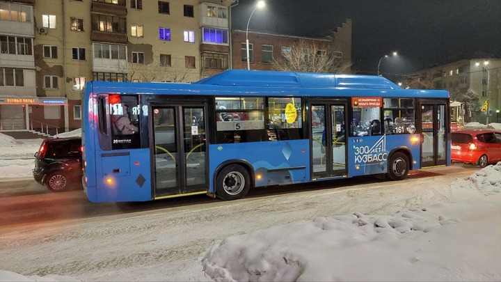 Кемеровчанка пожаловалась Илье Середюку на замерзшие стекла и  холод в автобусе
