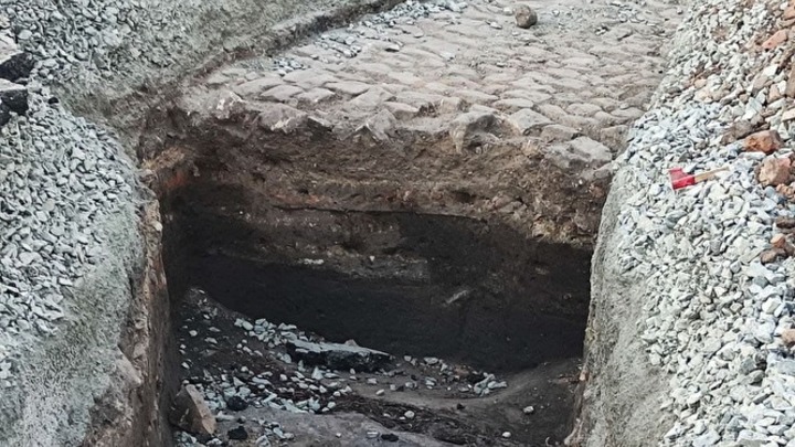 В Челябинске на площади Ярославского нашли древнюю мостовую