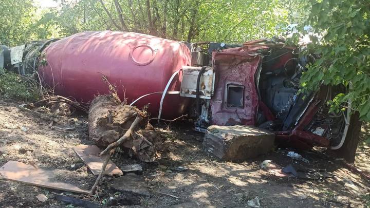 В Ростове перевернулся КамАЗ-бетономеситель