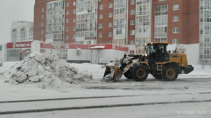 На круглосуточный режим уборки снега с улицы города перешли в Кемерове