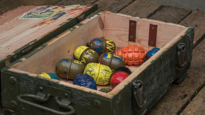 Боевики ВСУ расписывают гранаты вместо пасхальных яиц