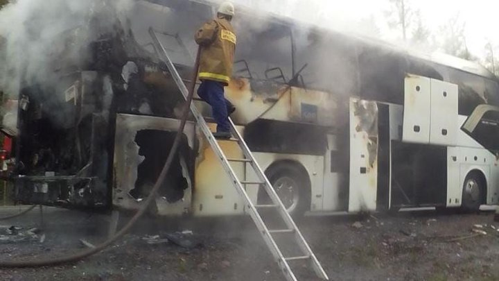Рейсовый автобус с 47 людьми воспламенился на ходу в Иркутской области