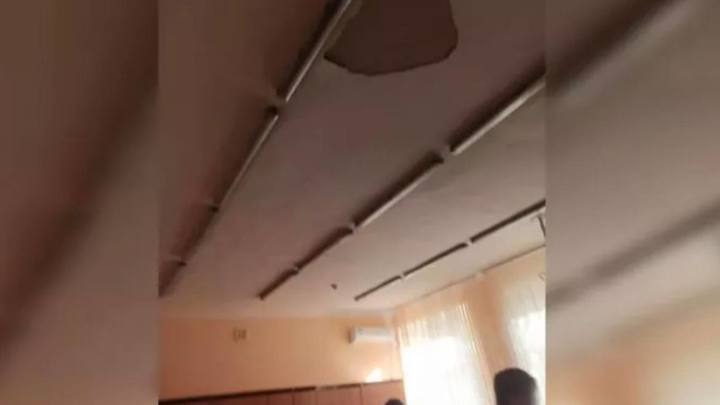 Следователи проводят проверку по факту обрушения штукатурки в одной из школ Краснодара