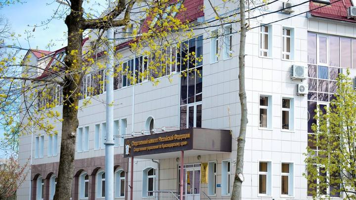 Житель Краснодара, избивший участника СВО, бросился на полицейского во время допроса