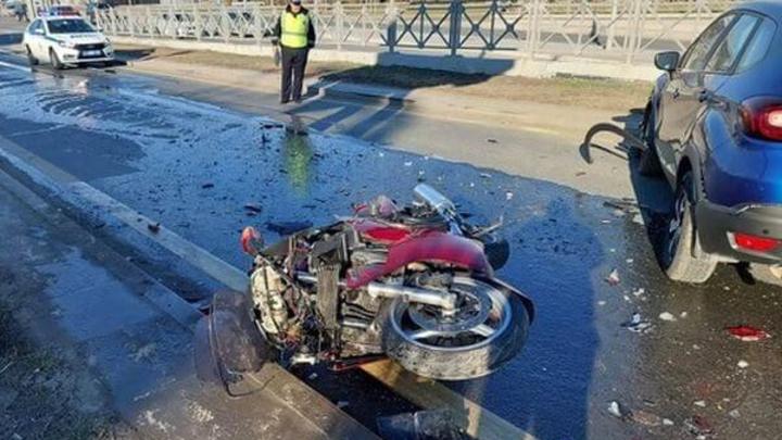 В Самаре женщина на кроссовере сбила мотоциклиста и врезалась в ограждение