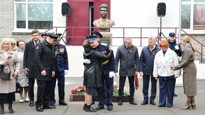 В Архангельске открыли памятник Герою России Андрею Анощенкову