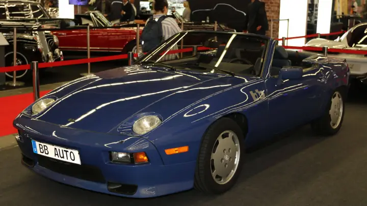 В Новосибирске продают 47-летний Porsche 928