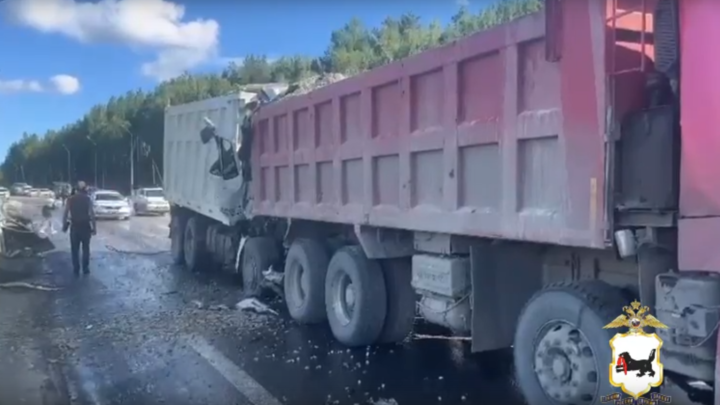 Под Ангарском водитель грузовика устроил массовое ДТП с девятью машинами