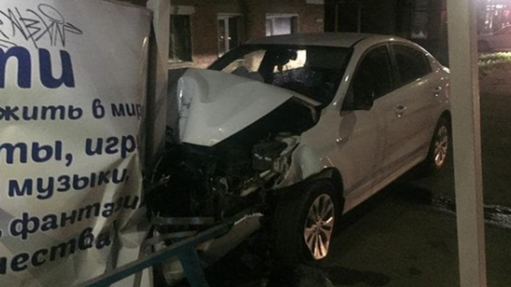 В Армавире иномарка влетела в остановку. Пострадал 11-летний ребенок