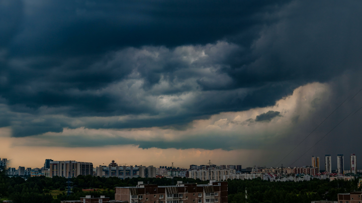 Тропические ливни накрыли Москву. Москвичи нашли в этом даже плюс. Правда, не все