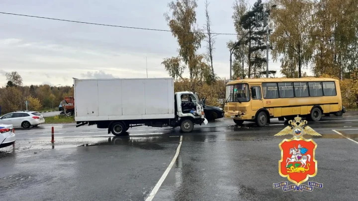 В Подмосковье грузовик влетел в автобус с 12 детьми: что известно об аварии