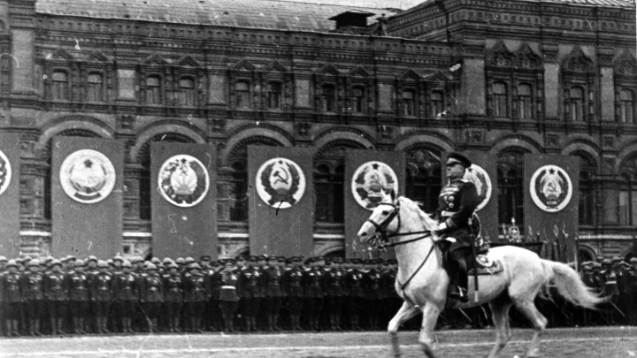 Жуков поднялся, отряхнулся и погладил коня: За что Сталин сослал Маршала Победы