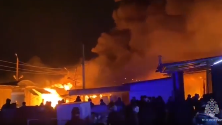 Пожар на рынке Темерник в Ростове на площади 4 тыс. квадратных метров тушили всю ночь