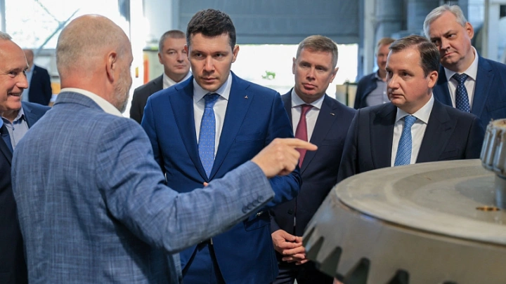 Антону Алиханову показали, как осуществляется импортозамещение в центре судоремонта Зведочка