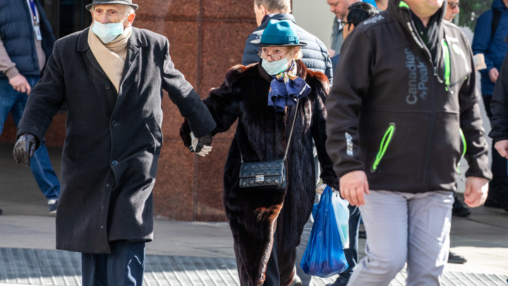 До последней минуты держались за руки: Прожив вместе 73 года, супруги умерли в один день