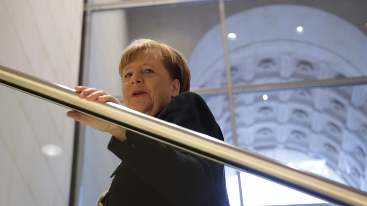 Меркель снова метит в канцлеры? Кресло под Шольцем задрожало