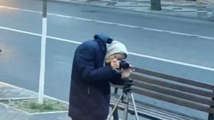Старушка в платочке, фотографирующая Краснодар, уже несколько дней находится в лидерах постинга