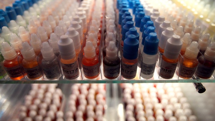 Кальяны и электронки приравняли к сигаретам: В России ужесточили правила продажи табака