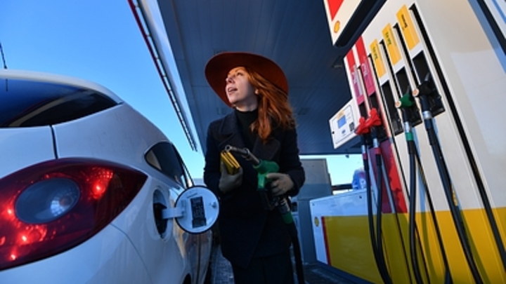 Эксперт предсказал рост цен на бензин в России: Ситуация фантастическая