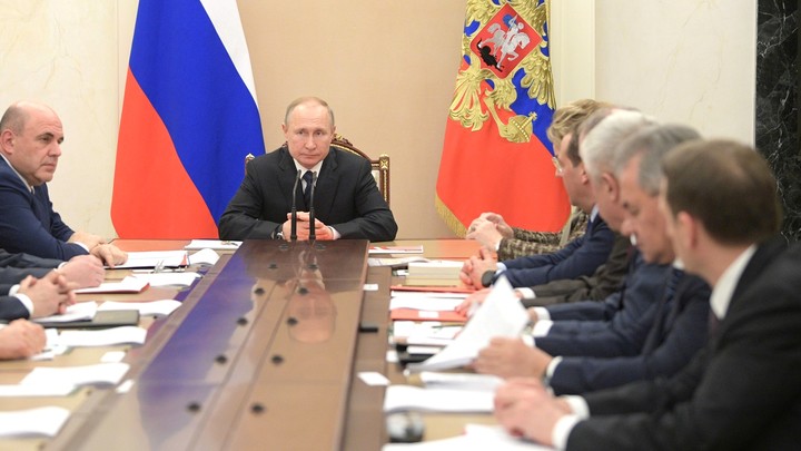 Лица министров помрачнели на встрече с Путиным: Хазин о грядущих отставках