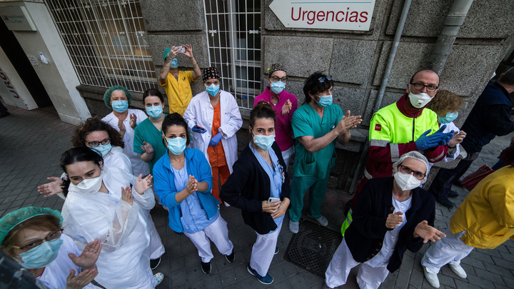 Я должна: Советник министра разрыдалась, зачитывая имена врачей - жертв COVID-19