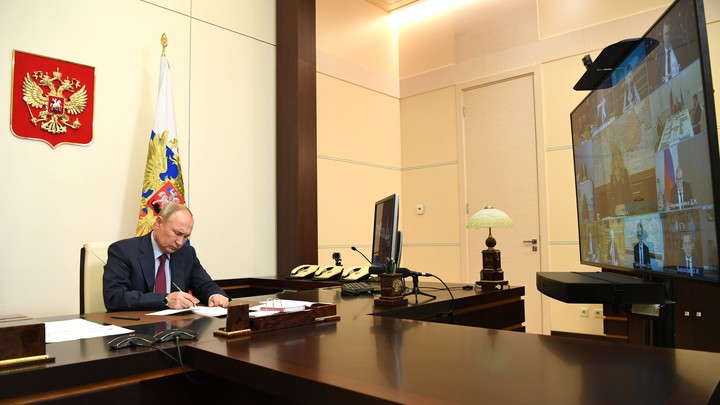 Путин потребовал ответа, увидев новый предмет на столе: А это что такое, м-м-м?