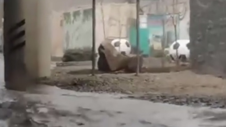 В Ростове из-за коммунальной аварии затопило пр. Сиверса: В районе автовокзала огромная пробка