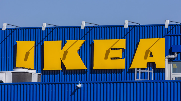 Не пугают даже пожарные тревоги: жители Петербурга сметают в IKEA всё вплоть до салфеток