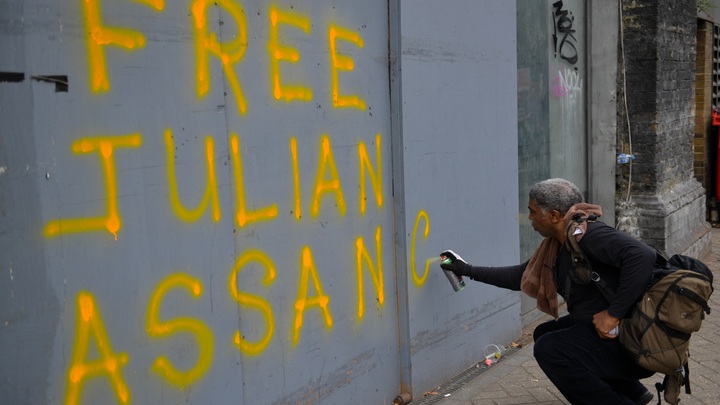 Я просто в ужасе: Депутат ПАСЕ назвал немыслимыми слухи о планах ЦРУ убить Ассанжа